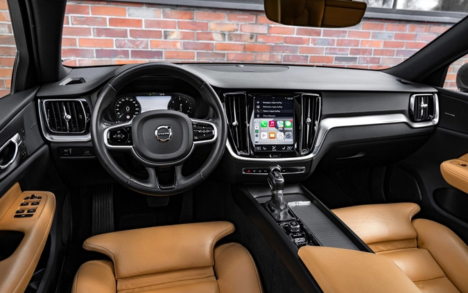 Volvo V60 cena 114900 przebieg: 104584, rok produkcji 2019 z Gryfice małe 781